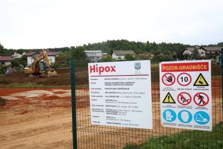 OBNOVA NOGOMETNEGA IGRIŠČA IN TEKAŠKE STEZE PRI OŠ CERKNICA 05 FOTO LJUBO VUKELIČ